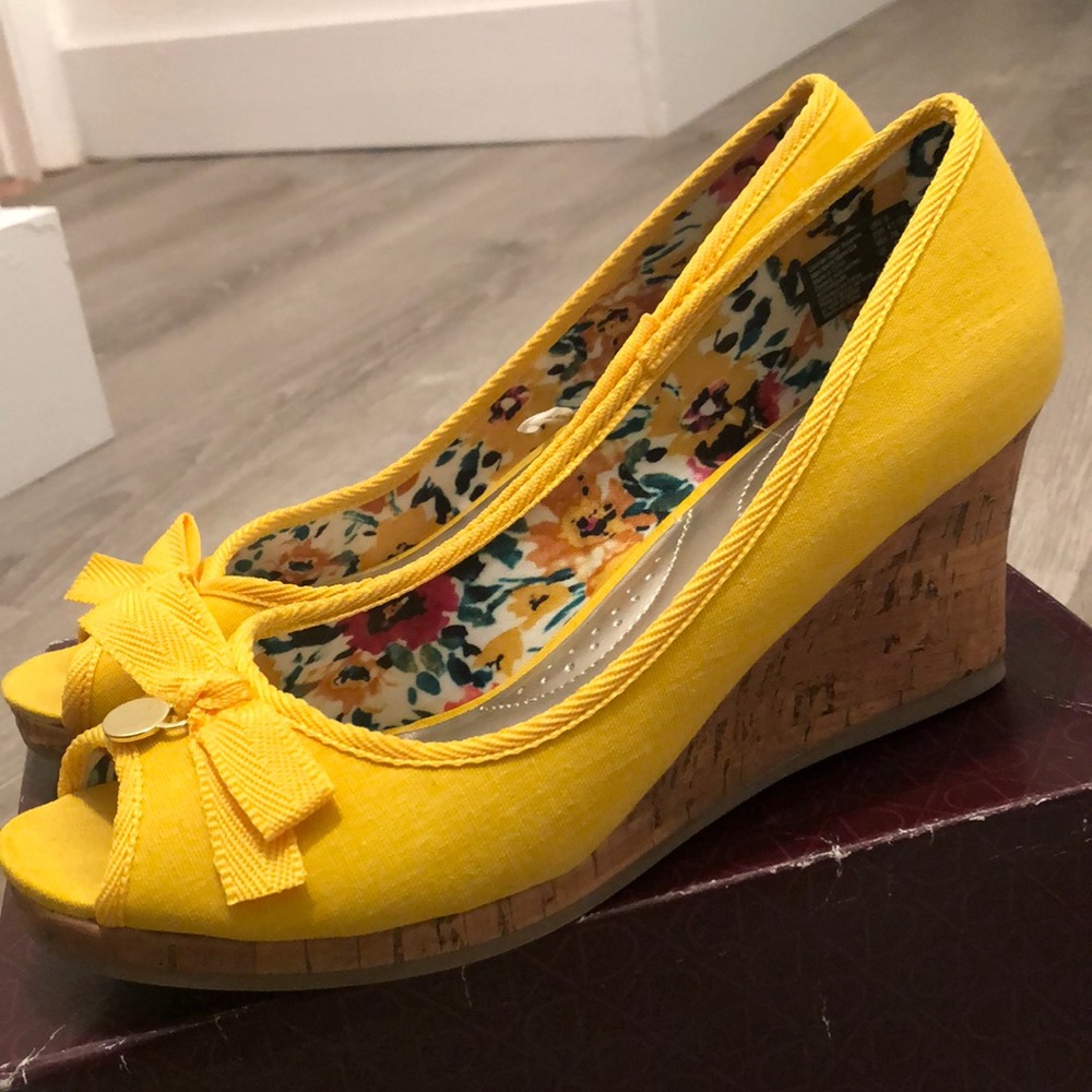 Yellow Wedges - Picture 4 of 5